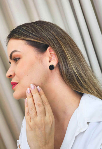 Brinco Vick Elisangela black redondo com pedras pretas banhado no ouro velho