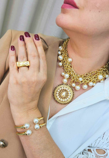 Colar Momentos Gold com perolas e pingente dourado