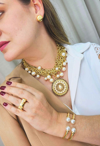Colar Momentos Gold com perolas e pingente dourado