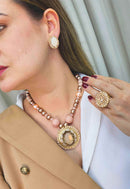 Colar Solene Gold com pedras nudes e douradas