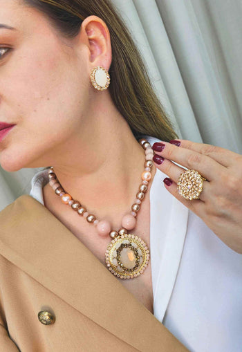 Colar Solene Gold com pedras nudes e douradas