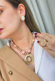 Colar Solene Gold com pedras nudes e douradas
