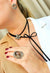 Colar Neila de courinho com pingente de flor black diamond