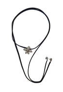 Colar Neila de courinho com pingente de flor black diamond