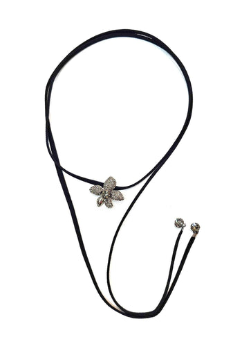 Colar Neila de courinho com pingente de flor black diamond