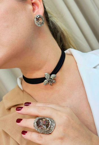 Colar Neila de courinho com pingente de flor black diamond