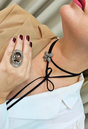 Colar Neila de courinho com pingente de flor black diamond