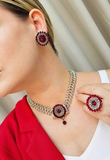 Anel Margarete redondo com pedras vermelhas