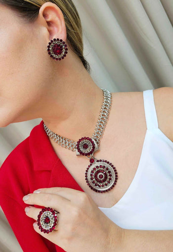 Anel Margarete redondo com pedras vermelhas