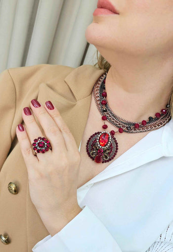 Maxi Colar Lyra com pingente vermelho e mix de correntes