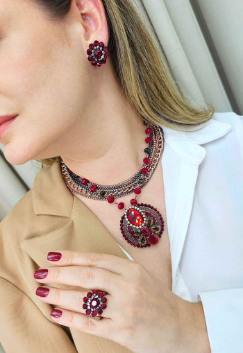 Maxi Colar Lyra com pingente vermelho e mix de correntes