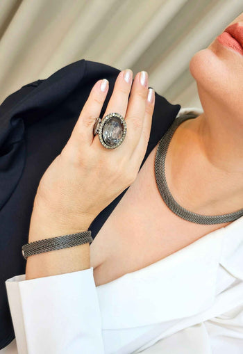 Colar Contemporânea de corrente de malha banhada no grafite