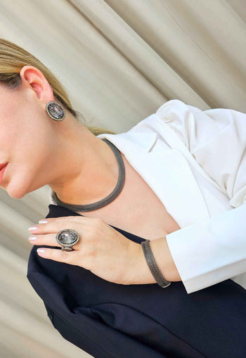 Colar Contemporânea de corrente de malha banhada no grafite