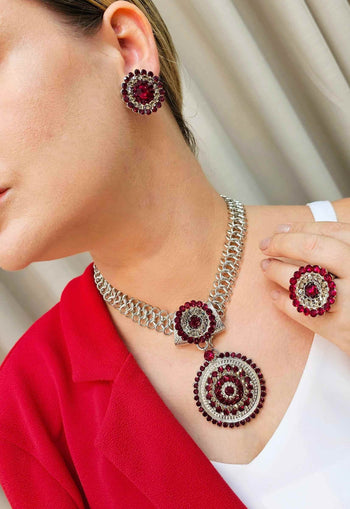 Brinco Margarete redondo com pedras vermelhas