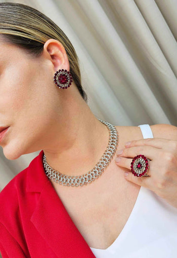 Brinco Margarete redondo com pedras vermelhas