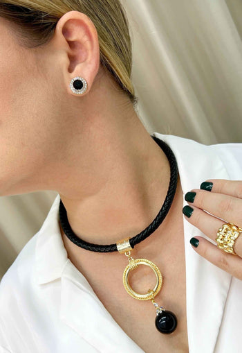 Brinco Vick Olga black pequeno redondo banhado no dourado