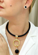 Brinco Vick Olga black pequeno redondo banhado no dourado