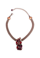 Colar Diandra de metal vintage com pedras vermelhas