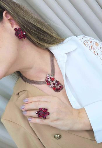 Colar Diandra de metal vintage com pedras vermelhas