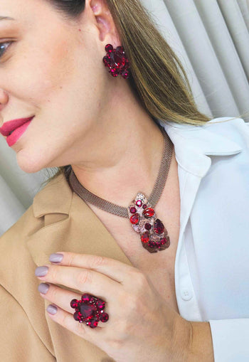 Colar Diandra de metal vintage com pedras vermelhas