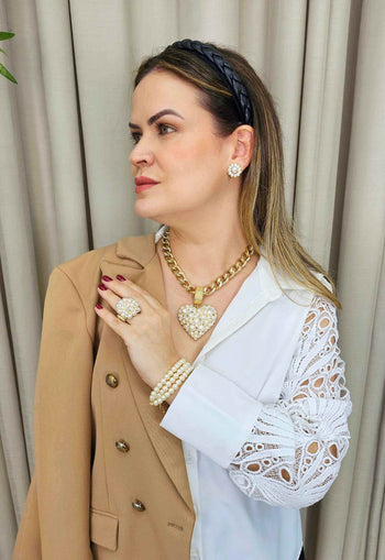 Colar Cleo Gold com pingente de coração de perolas e strass