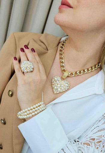 Colar Cleo Gold com pingente de coração de perolas e strass