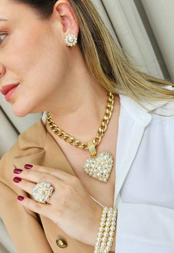 Colar Cleo Gold com pingente de coração de perolas e strass