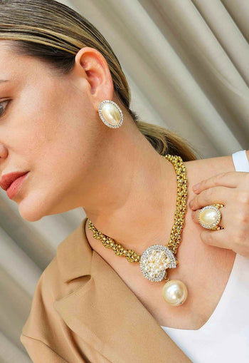 Brinco Abigail dourado com perolas