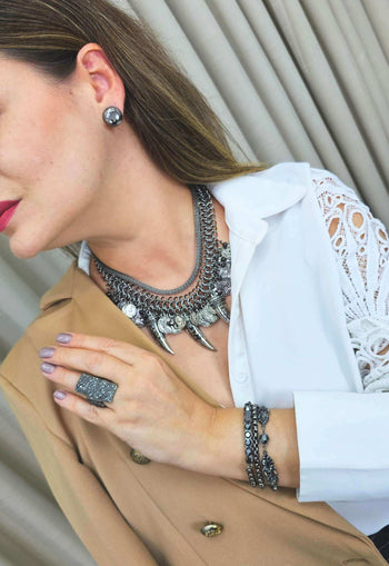 Colar Legado onix com pingentes de medalhas e dentes boho chic