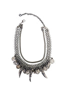 Colar Legado onix com pingentes de medalhas e dentes boho chic
