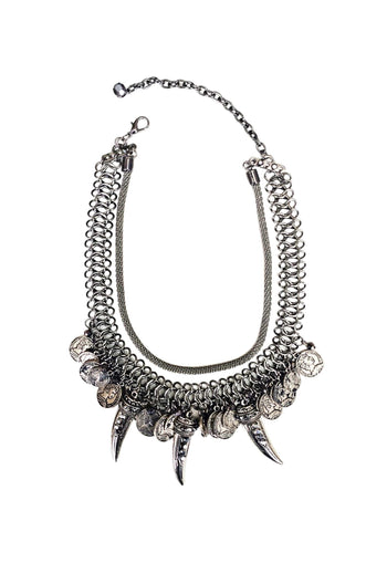 Colar Legado onix com pingentes de medalhas e dentes boho chic