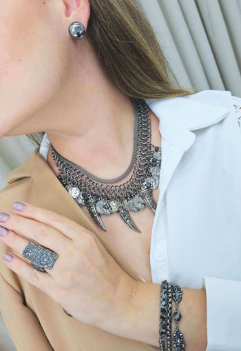 Colar Legado onix com pingentes de medalhas e dentes boho chic