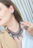 Colar Legado onix com pingentes de medalhas e dentes boho chic