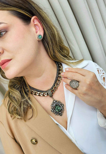 Brinco vick Quiara banhado no ouro velho com pedra verde