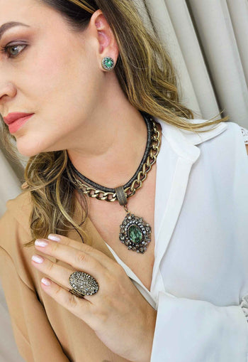 Brinco vick Quiara banhado no ouro velho com pedra verde