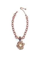Colar Catalina com pingente de flor e pedras light peach banhado no vintage