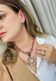 Colar Catalina com pingente de flor e pedras light peach banhado no vintage