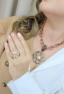 Colar Catalina com pingente de flor e pedras light peach banhado no vintage