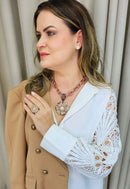 Colar Catalina com pingente de flor e pedras light peach banhado no vintage
