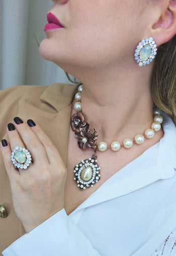 Brinco Exuberância com pedras opal banhado no vintage