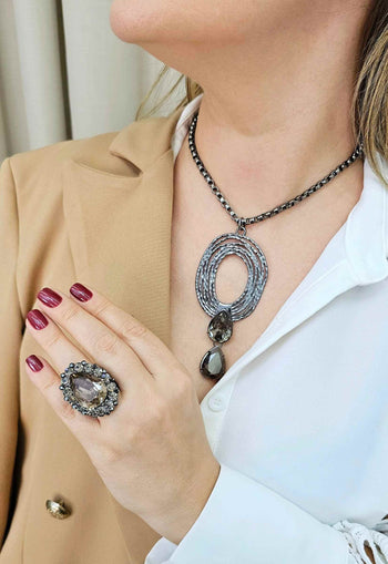 Colar Plenitude Onix com pingente e pedras grafites