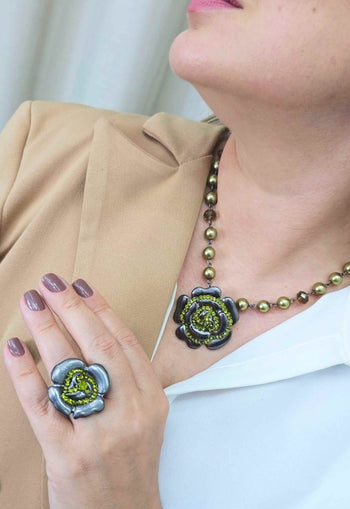 Colar Cecília olivine com pingente de flor onix