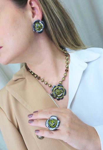 Colar Cecília olivine com pingente de flor onix