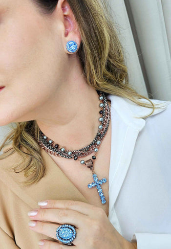 Colar Hanna com mix de correntes e crucifixo azul