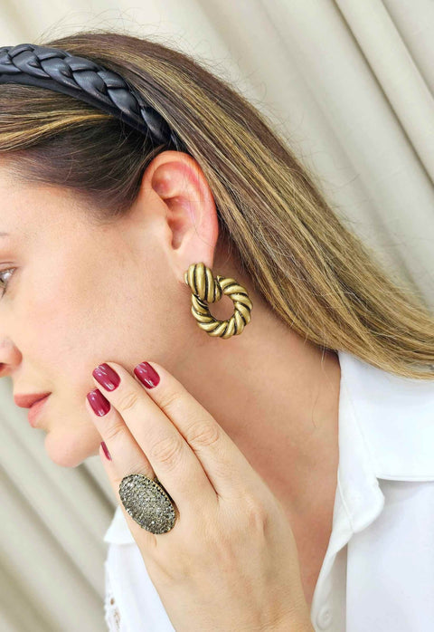 Brinco Mirela de metal banhado no ouro velho