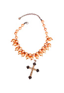 Colar Mantra de perolas salmão com pingente de crucifixo light peach banhado no vintage