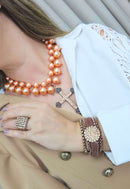 Colar Mantra de perolas salmão com pingente de crucifixo light peach banhado no vintage