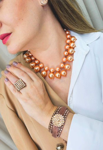 Colar Mantra de perolas salmão com pingente de crucifixo light peach banhado no vintage