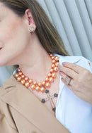 Colar Mantra de perolas salmão com pingente de crucifixo light peach banhado no vintage
