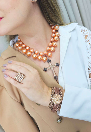 Colar Mantra de perolas salmão com pingente de crucifixo light peach banhado no vintage